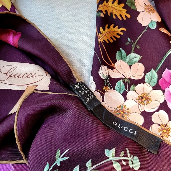 Vintage GUCCI-FLORA collection hand-rolled 100% seta silk scarf - Picture 6 of 17